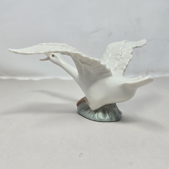 Llardo Porcelain Goose-Duck Taking Flight Glazed White Open Beek Decorative - Picture 4 of 11